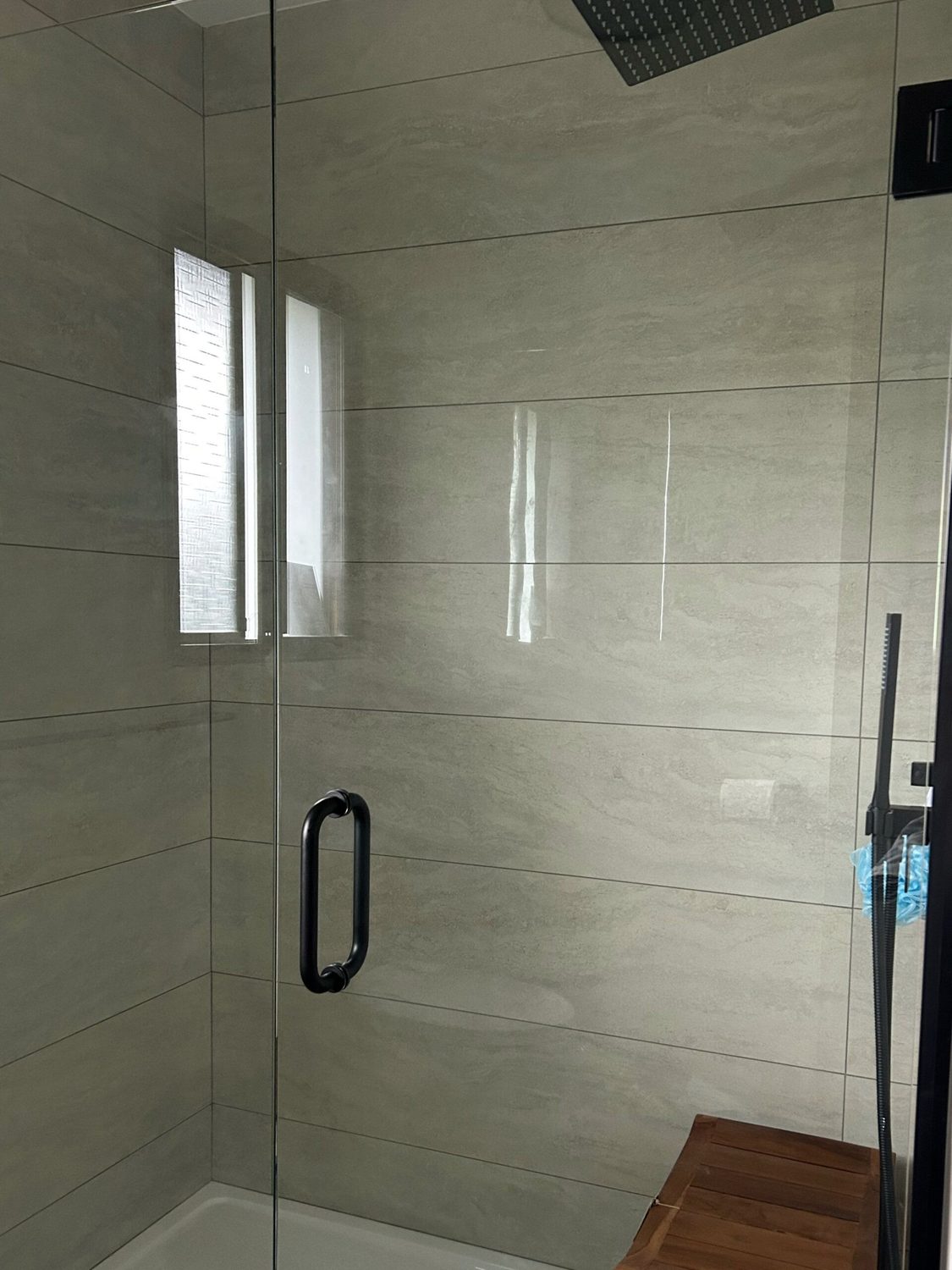 Compact frameless shower with matte-black handle