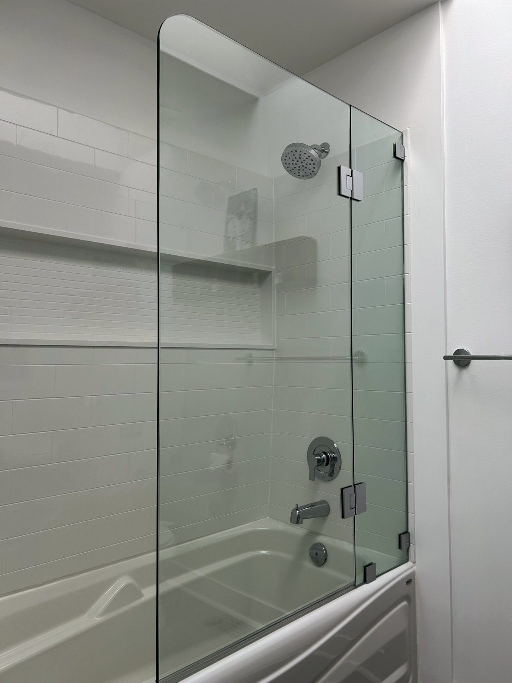 Frameless glass tub enclosure